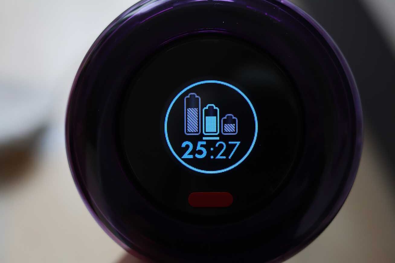 Das Display des Dyson V12 Slim Absolute